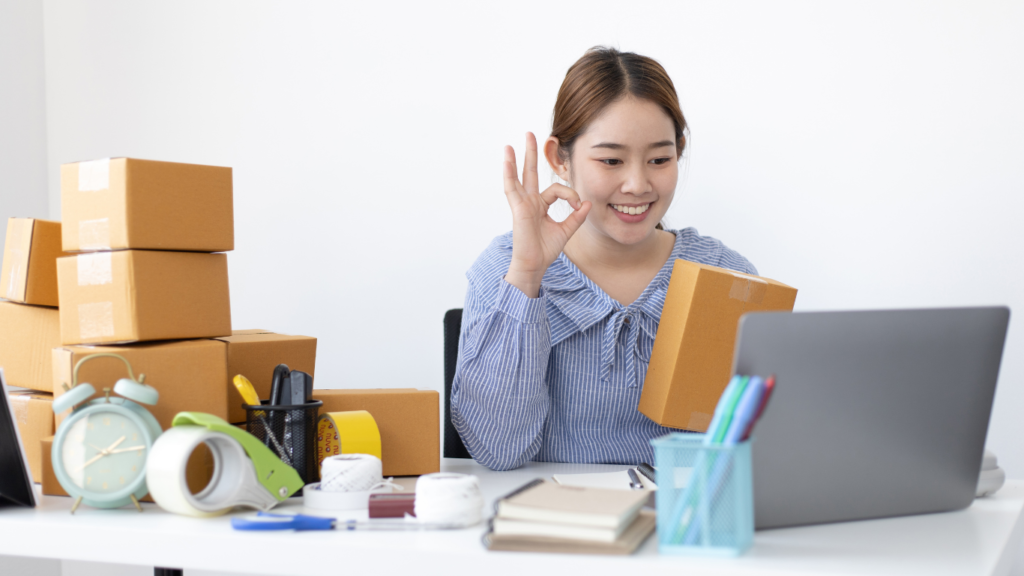 Mujer exitosa con su tienda online Mujer exitosa con su tienda online